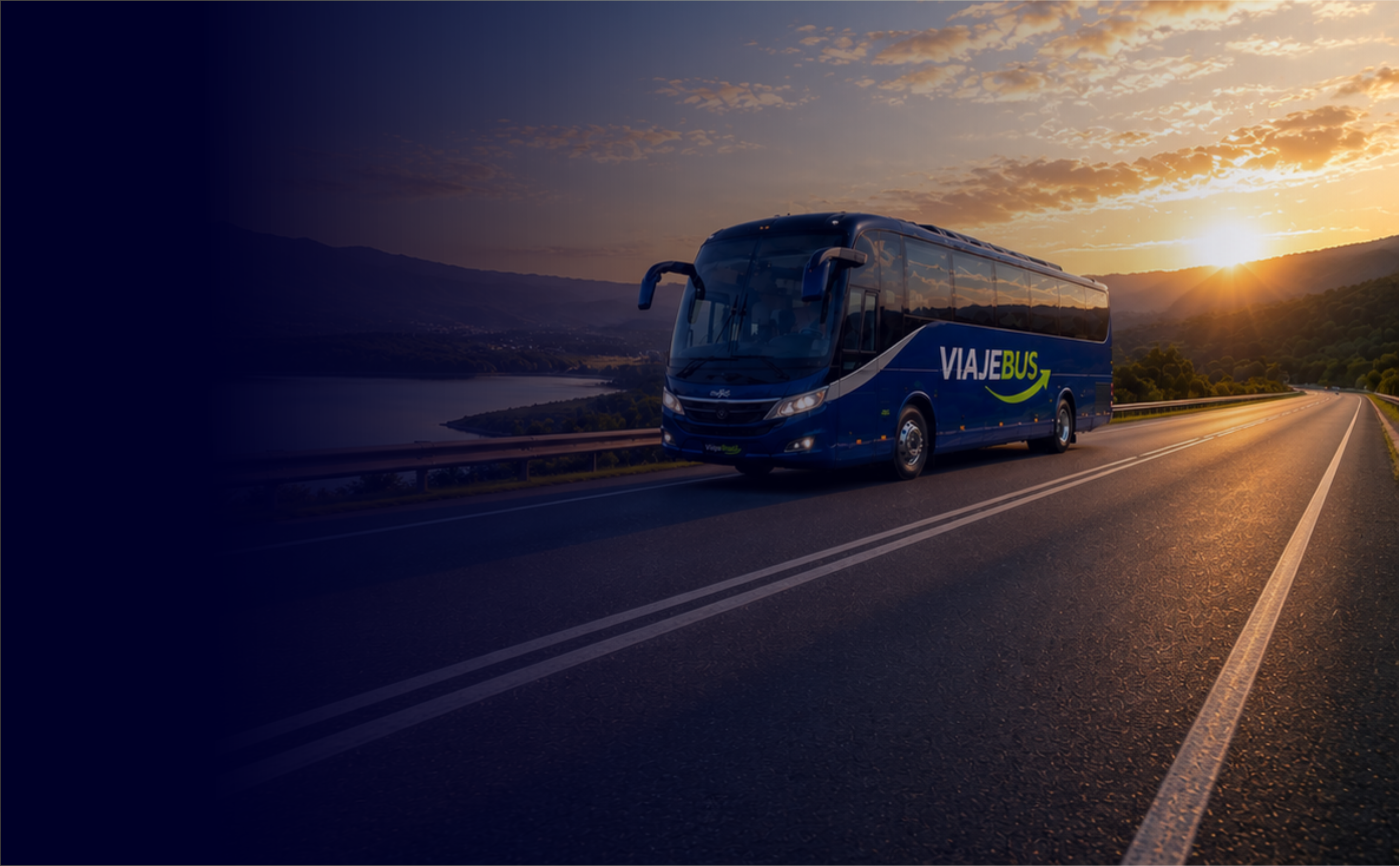 Ônibus ViajeBrasil na estrada ao pôr do sol